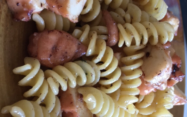 Macarrão com polvo, alho e óleo