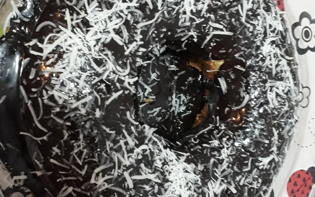 Bolo simples de coco com cobertura de chocolate (muito fácil)