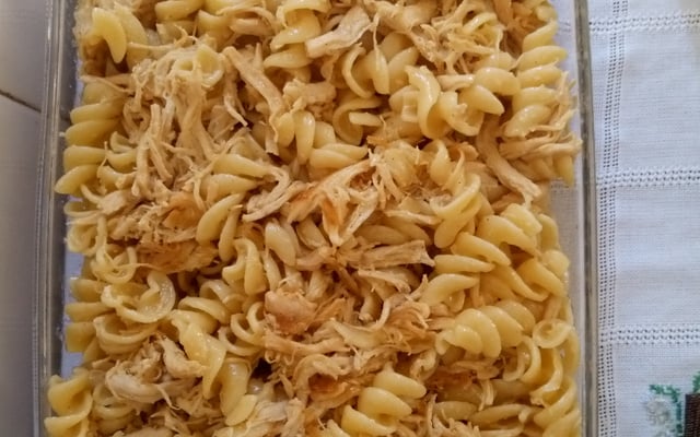 Massa ao molho de nata com tiras de frango