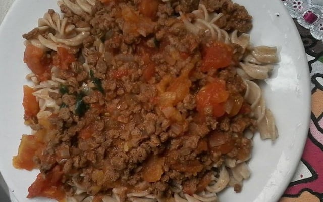 Macarronada de macarrão integral com molho bolonhesa light