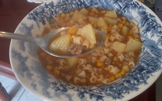 Sopa de legumes e mandioquinha com carne moída da Gabi