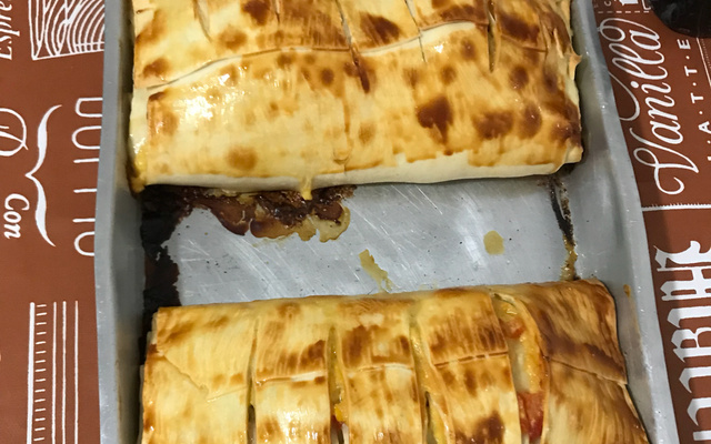 Rocambole de massa de pastel