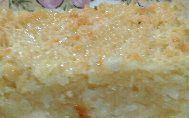 Bolo de aipim com creme de leite e leite condensado