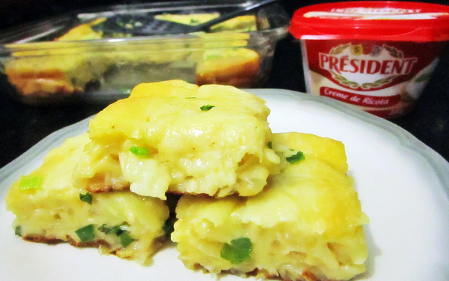 Torta cremosa de cebola e queijo sem glúten
