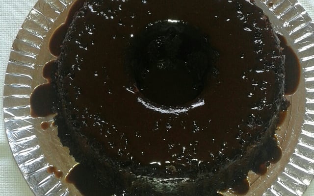 Bolo de chocolate de microondas com calda de falso brigadeiro