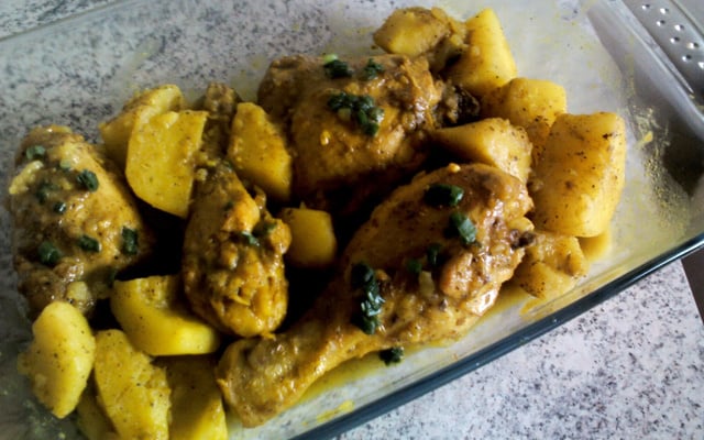 Coxa e sobrecoxa de frango ao curry