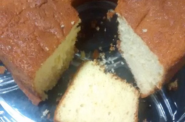 Bolo de laranja com cobertura de laranja.