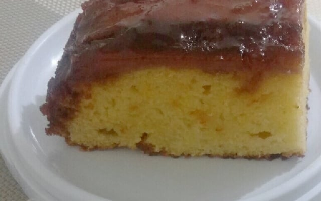 Bolo de banana com calda