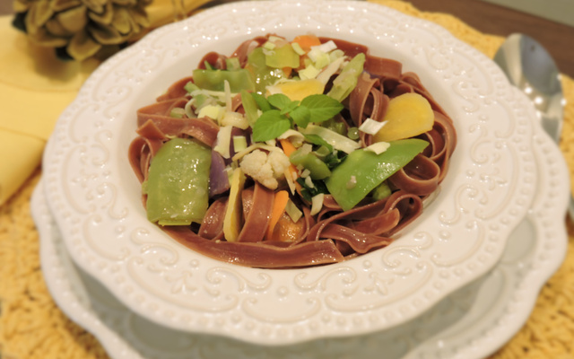 Talharim de beterraba com mix de vegetais