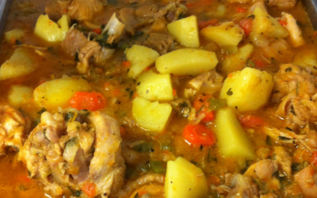 Coxa e sobrecoxa ao leite de coco com batatas