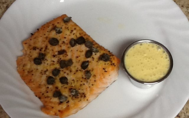 Salmão com alcaparras e creme de maracujá