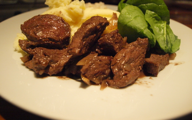 Canguru ao molho de mostarda