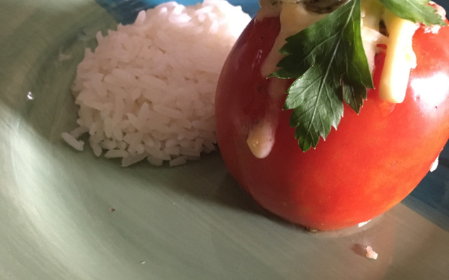 Tomate recheado de atum e queijo
