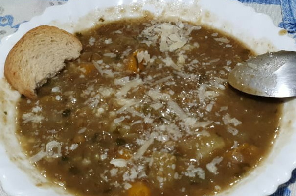 Sopa de lentilha vegetariana