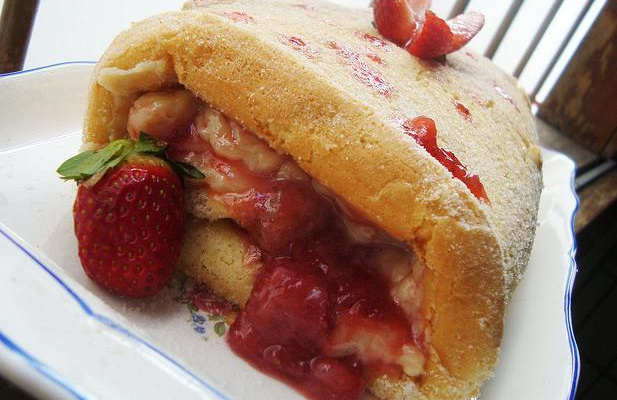 Rocambole de coco e brigadeiro branco