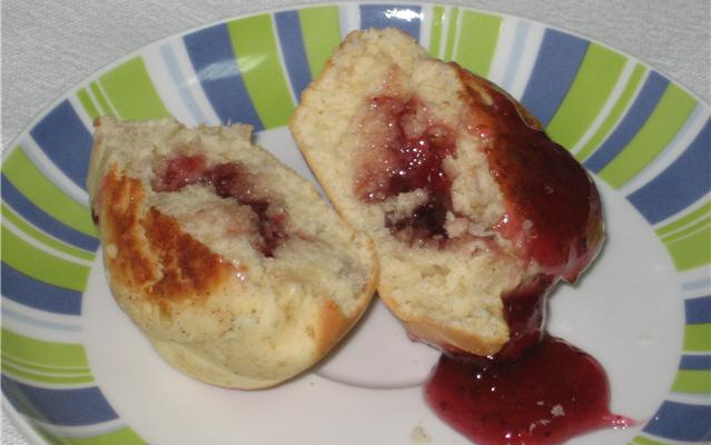 Bolinho de chuva assado recheado com geleia