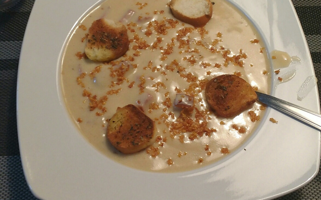 Sopa de batata com calabresa