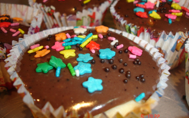 Cupcake de baunilha com gotas de chocolate