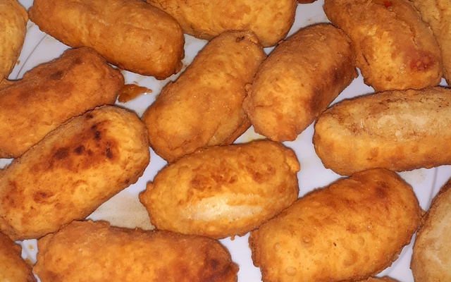 Enrolado de salsicha na massa de pastel