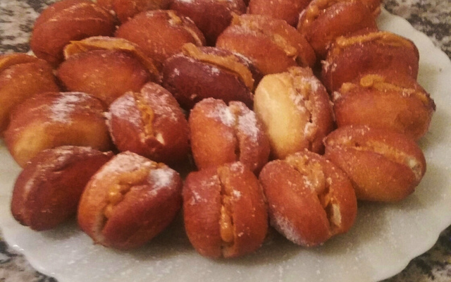 Sonho com recheio de doce de leite