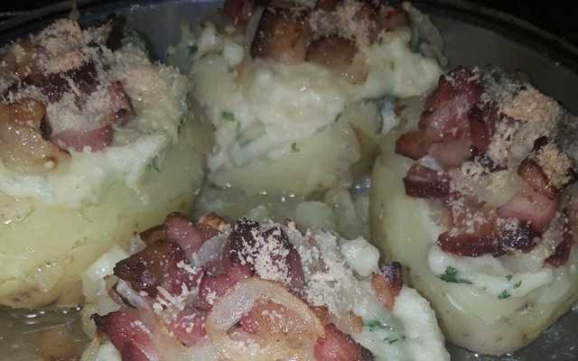 Batata no forno com bacon e queio