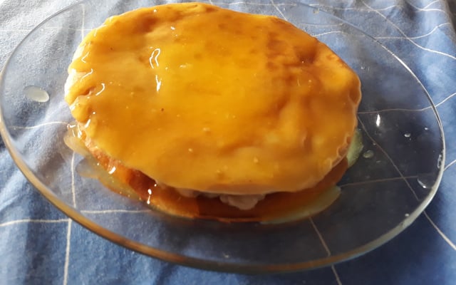 Panqueca de banana com calda de laranja