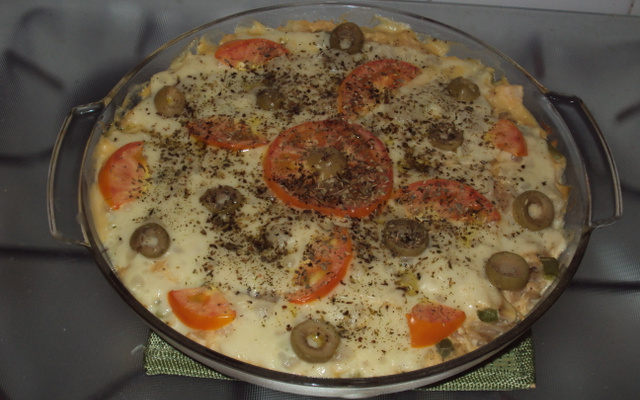 Macarrão integral com molho branco e frango