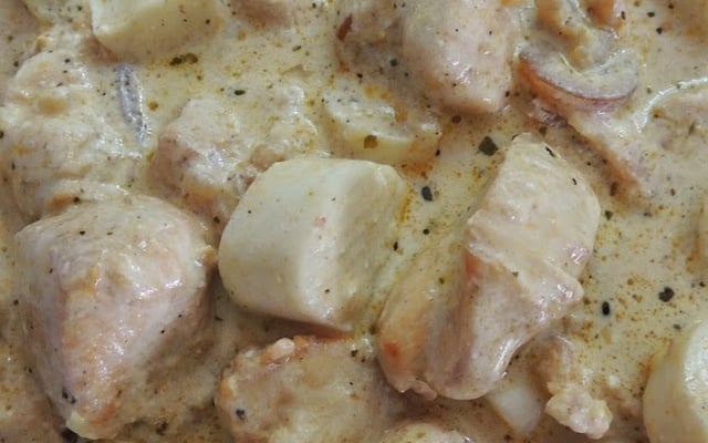 Strogonoff de frango com bacon e cream cheese