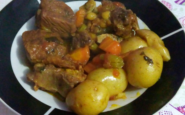 Costela de boi na panela de pressão cozida na cebola