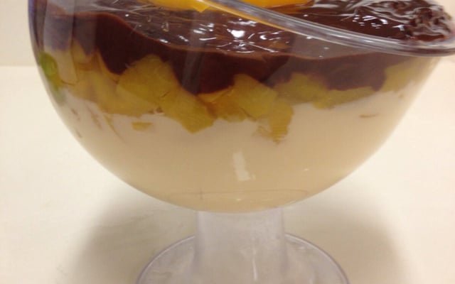 Gelado de pêssego com chocolate