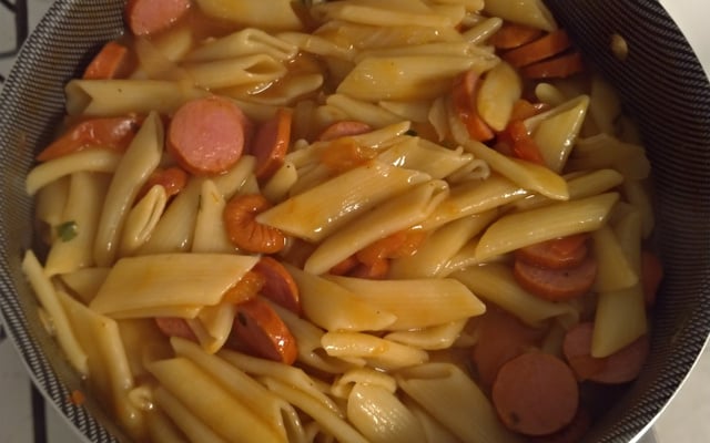 O suculento macarrão com salsicha