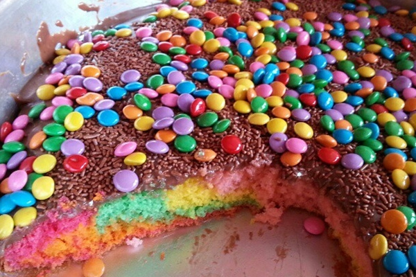 Bolo arco-íris