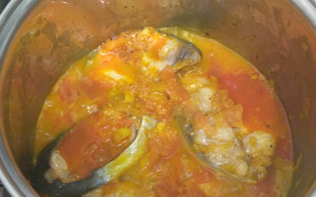 Bagre no leite de coco e dendê