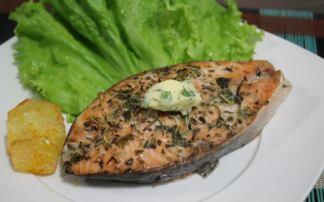 Salmão assado à provençal