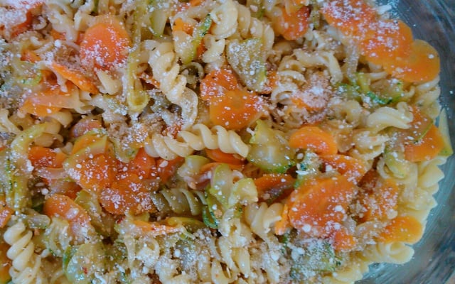 Macarrão com abobrinha e cenoura