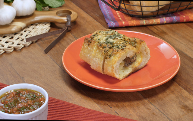 Kafta empanada no pão com queijo