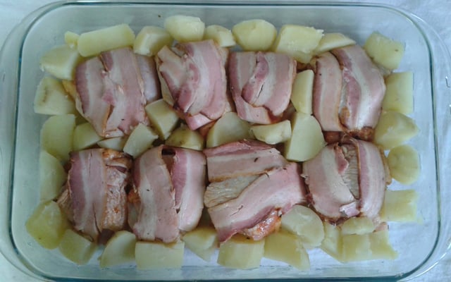 Coxa de frango ao requeijão e bacon