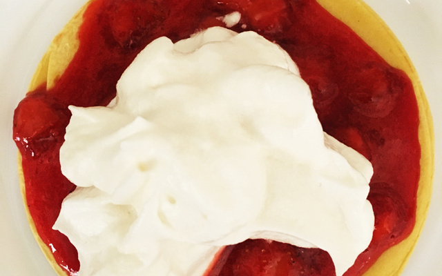 Panqueca aberta com calda de morango