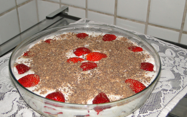 Torta de bis com morangos