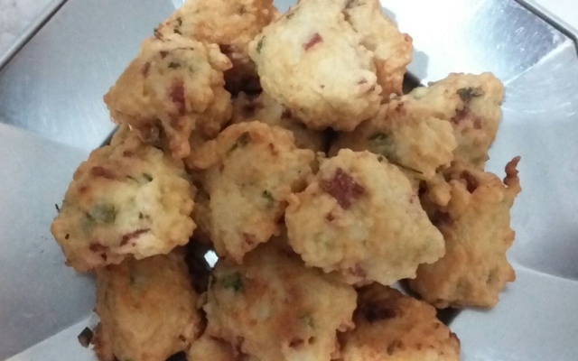 Bolinho de arroz com salame