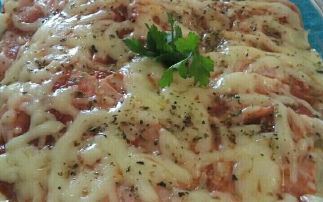 Lasanha de carne moida com queijo e presunto