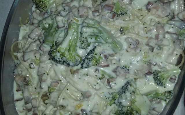 Macarrão com brócolis e creme branco