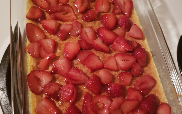 Brigadeirão de chocolate branco com calda de morango