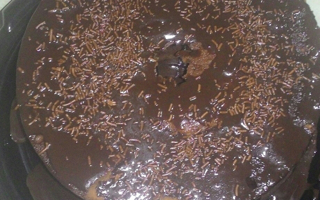 Bolo de chocolate de microondas com calda de falso brigadeiro