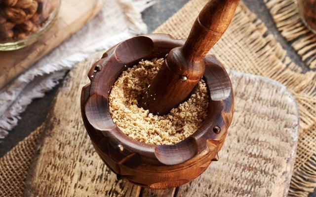 Paçoca de amendoim feita no pilão da roça com receita da vovó