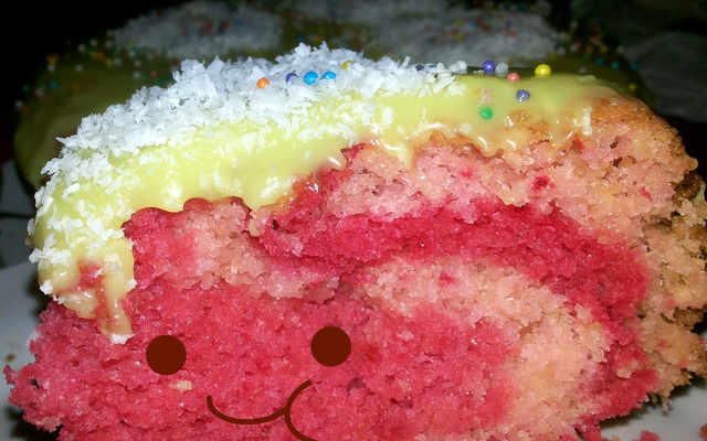 Bolo branco com calda de chocolate sem ovo