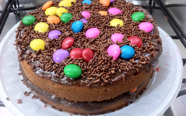 Cake cherry de chocolate, cereja e m&m´s