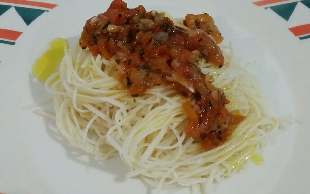 Nhoque de mandioquinha ao molho sugo com manjericão