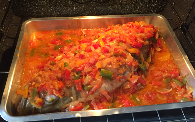 Tucunaré ao forno no molho vermelho