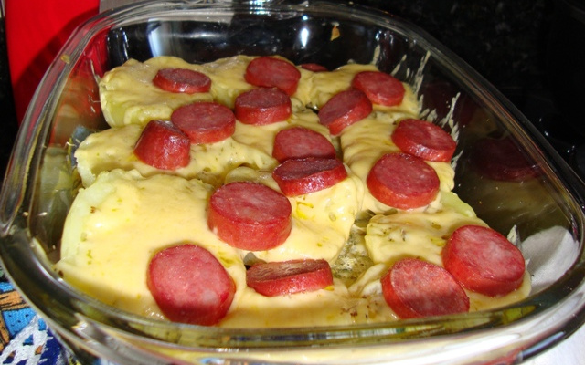 Batatas assadas ao queijo parmesão e linguiça portuguesa